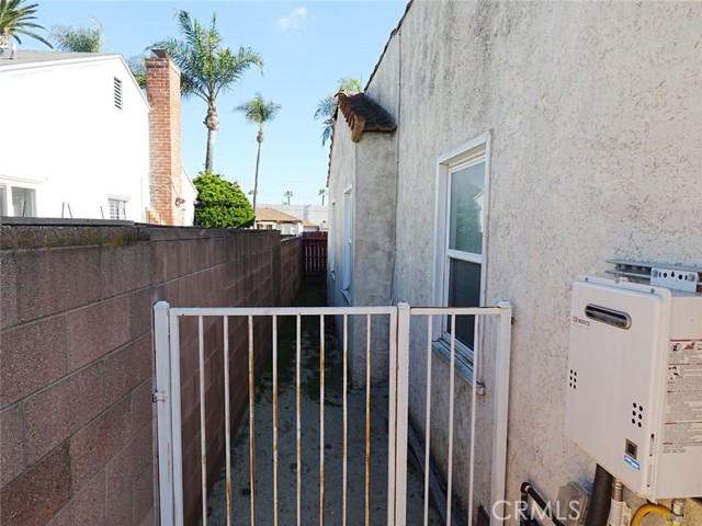 Detail Gallery Image 7 of 9 For 211 S Poinsettia Ave, Compton,  CA 90221 - 3 Beds | 1 Baths