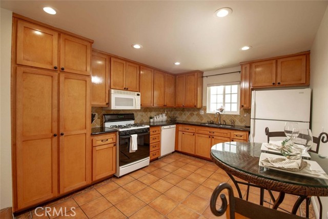 Detail Gallery Image 13 of 62 For 7310 Balboa Bld #F,  Van Nuys,  CA 91406 - 2 Beds | 3 Baths