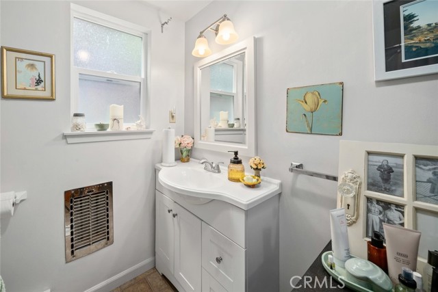 936 Northampton Street, Cambria CA: https://media.crmls.org/medias/d341b11a-b400-4bef-a0d1-f5d0b4b7a77c.jpg