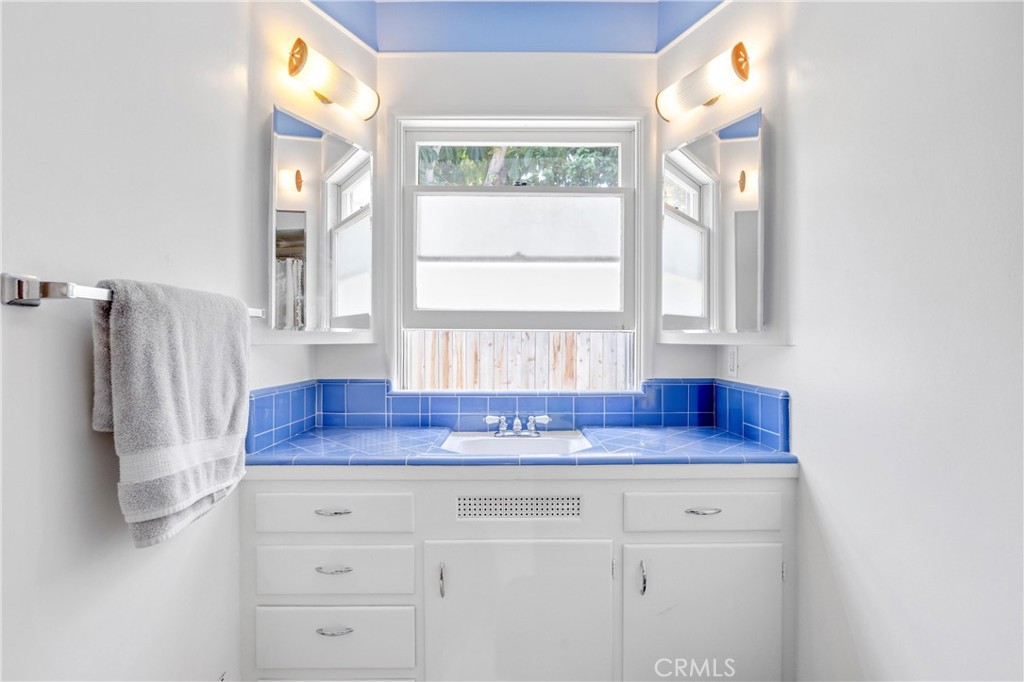 https://media.crmls.org/medias/d34e76f1-a135-4596-bac8-1609b9c3fd08.jpg?preset=X-Large