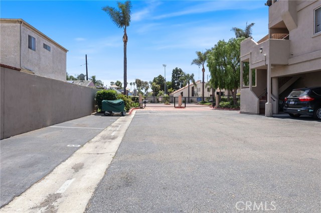 606 Lake Street, Huntington Beach CA: https://media.crmls.org/medias/d34f2d89-0050-46c4-abe5-07616e31acf2.jpg