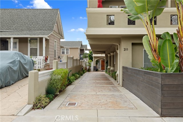 Detail Gallery Image 3 of 46 For 211 S Francisca #B,  Redondo Beach,  CA 90277 - 4 Beds | 3 Baths