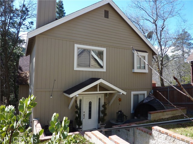 Detail Gallery Image 1 of 38 For 23739 Hillside Drive, Crestline,  CA 92325 - 4 Beds | 2/1 Baths