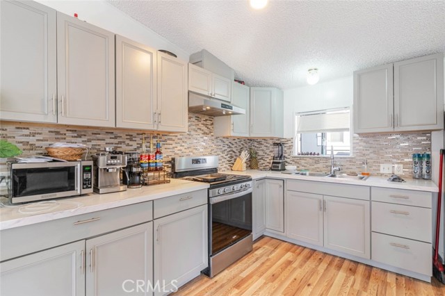 Detail Gallery Image 8 of 15 For 7560 Woodman Pl #65,  Van Nuys,  CA 91405 - 2 Beds | 1 Baths