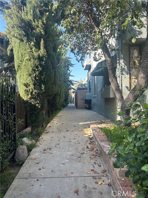 Detail Gallery Image 4 of 4 For 9047 Willis #5,  Panorama City,  CA 91402 - 3 Beds | 3 Baths