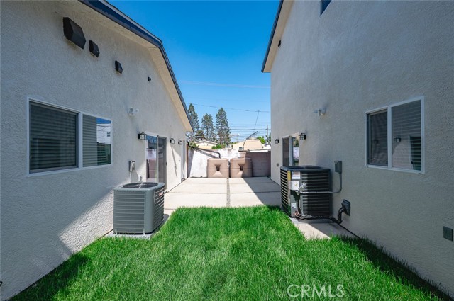 939 E 97th Street, Los Angeles CA: https://media.crmls.org/medias/d354160f-3f52-4c20-914f-6d8fda4c72a1.jpg
