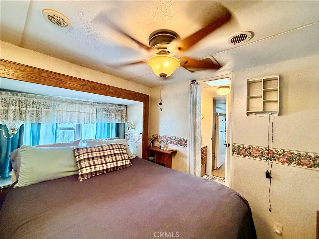 https://media.crmls.org/medias/d3558a5c-08cd-45e2-81fb-f4bad5a60527.jpg?preset=X-Large