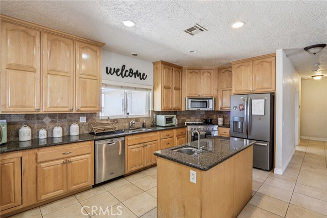8294 Aster Road, Oak Hills CA: https://media.crmls.org/medias/d3597d55-5cdb-4d29-9a65-4956ba36384c.jpg