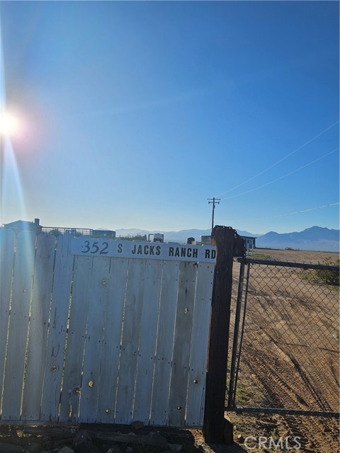 2352 S Jacks Ranch Drive, Ridgecrest CA: https://media.crmls.org/medias/d359935a-685c-44f5-b4b8-d1f07fe257d2.jpg