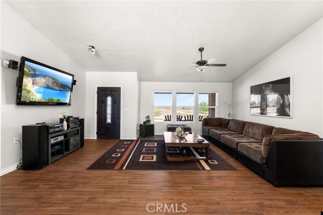 Detail Gallery Image 6 of 56 For 10779 Mills Rd, Apple Valley,  CA 92308 - 4 Beds | 3 Baths