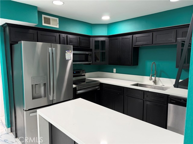 Detail Gallery Image 3 of 29 For 5652 Yolanda Ave #7,  Tarzana,  CA 91356 - 2 Beds | 1 Baths