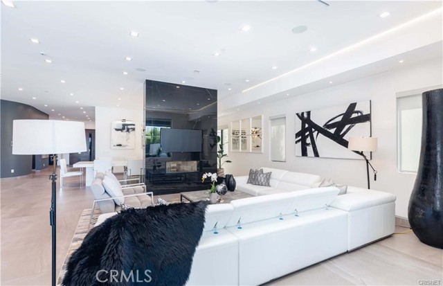 5239 Avenida Hacienda, Tarzana CA: https://media.crmls.org/medias/d35d0f10-4771-4559-9a09-622293dc0170.jpg