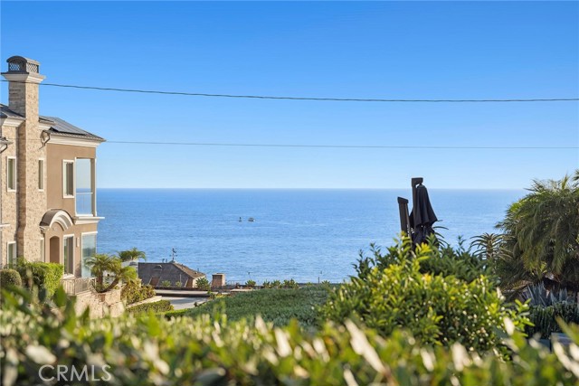 215 Marigold Avenue, Corona del Mar CA: https://media.crmls.org/medias/d35d6bbb-6e9f-4059-b83b-9f69c01a4973.jpg