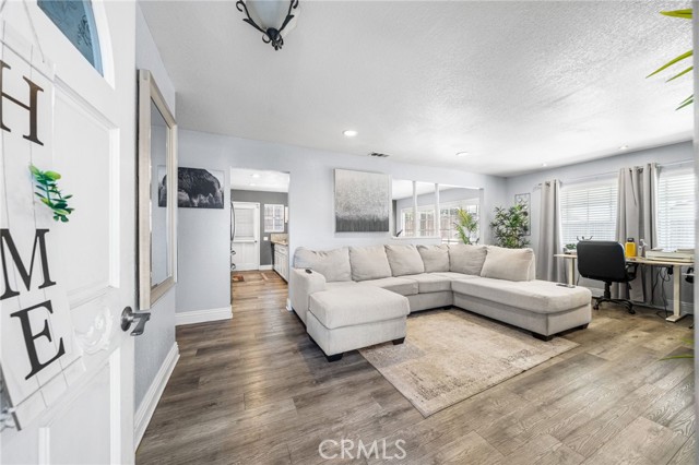 Detail Gallery Image 3 of 30 For 8526 San Vicente, Riverside,  CA 92504 - 3 Beds | 2 Baths