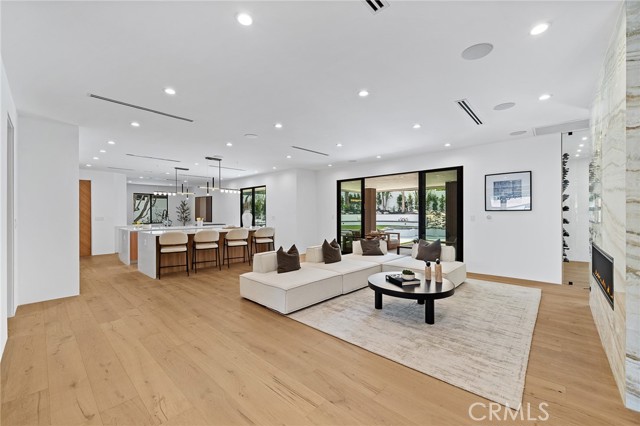 19750 Wells Drive, Woodland Hills CA: https://media.crmls.org/medias/d36178b2-904b-4933-b0e6-c1c42b268ecb.jpg
