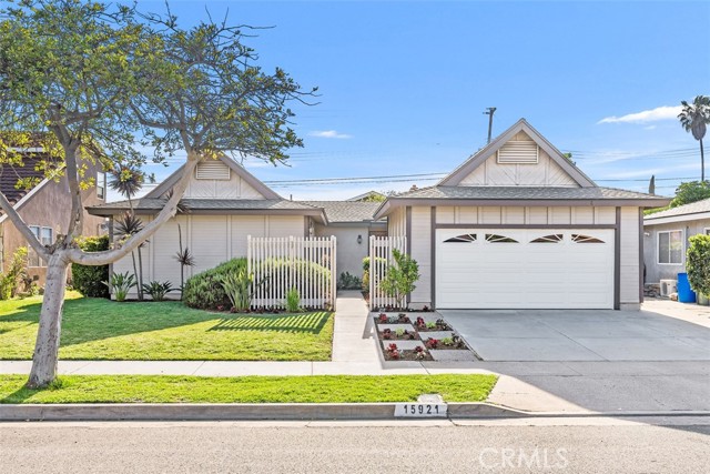 Detail Gallery Image 1 of 28 For 15921 Dundalk Ln, Huntington Beach,  CA 92647 - 4 Beds | 2 Baths