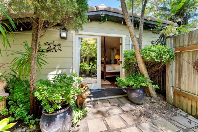 302 W Carter Avenue, Sierra Madre CA: https://media.crmls.org/medias/d3666cf9-0fb7-48cc-81cf-29d5c6fc41a5.jpg