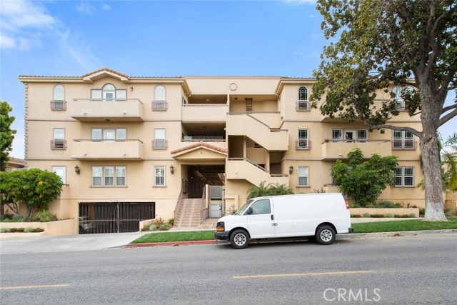 Detail Gallery Image 1 of 22 For 465 E Magnolia Bld #102,  Burbank,  CA 91501 - 3 Beds | 2 Baths