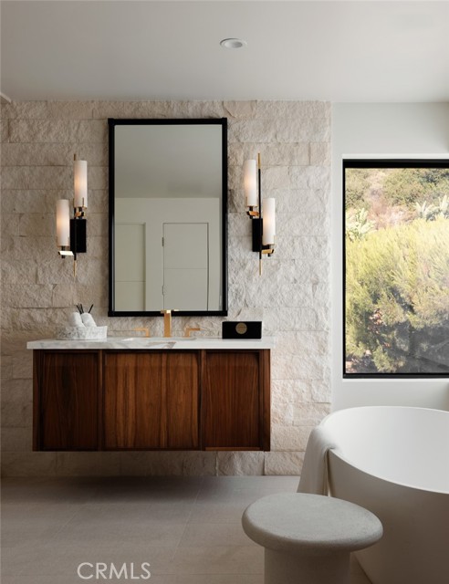 1105 Skyline Drive, Laguna Beach CA: https://media.crmls.org/medias/d3674e5d-25f2-4a92-9363-a0362252de54.jpg