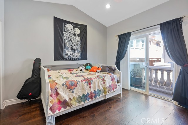 Detail Gallery Image 21 of 33 For 217 S Irena Ave #B,  Redondo Beach,  CA 90277 - 4 Beds | 2/1 Baths