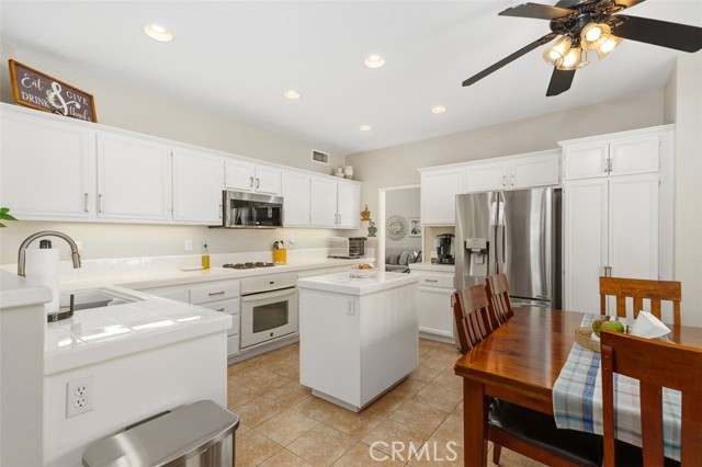 431 Redwing Drive, Corona CA: https://media.crmls.org/medias/d3693f5b-3795-46dc-9ee2-0a43f61b9eb6.jpg