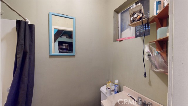 1726 E 47th Street, Los Angeles CA: https://media.crmls.org/medias/d36bf13e-74b2-4d50-9902-5772ddc7175b.jpg
