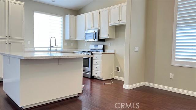 Detail Gallery Image 6 of 21 For 679 Shasta Dr, Corona,  CA 92881 - 3 Beds | 2 Baths