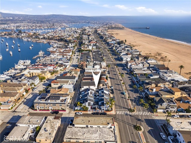 Detail Gallery Image 2 of 58 For 820 W Balboa Bld, Newport Beach,  CA 92661 - 5 Beds | 4/2 Baths