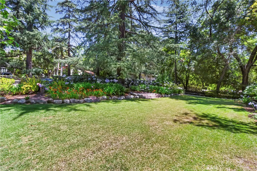 https://media.crmls.org/medias/d3741e71-26dd-43d3-bbf3-7901db93278c.jpg?preset=X-Large