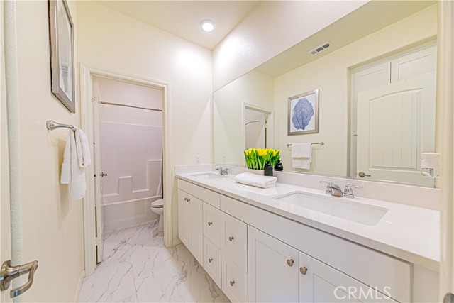 4040 S Bowery Place, Ontario CA: https://media.crmls.org/medias/d374243a-fb4c-412d-9f66-e2f6c1f11523.jpg