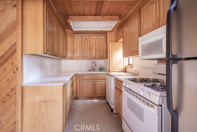 Detail Gallery Image 9 of 33 For 817 E Mountain View Bld, Big Bear City,  CA 92314 - 3 Beds | 2 Baths