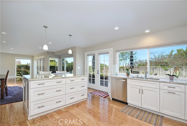 Fabulous self closing huge drawers in the island allow for great storage.