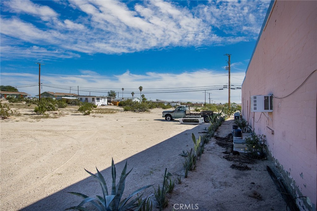 https://media.crmls.org/medias/d3765191-bdf7-48ea-be92-6b502e5b07e0.jpg?preset=X-Large