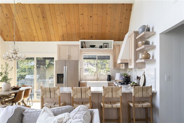 Detail Gallery Image 4 of 35 For 27937 West Shore Rd, Lake Arrowhead,  CA 92352 - 4 Beds | 4 Baths