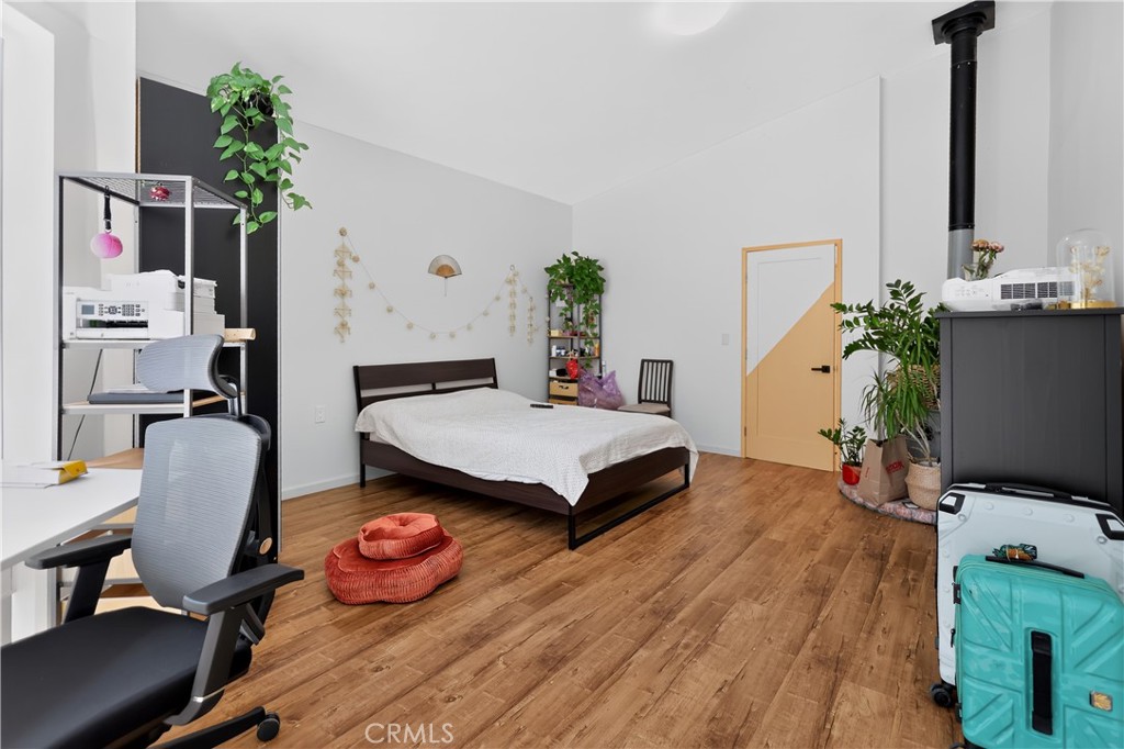 https://media.crmls.org/medias/d37dc9d1-e82f-4353-863e-34cd4c8a0b22.jpg?preset=X-Large