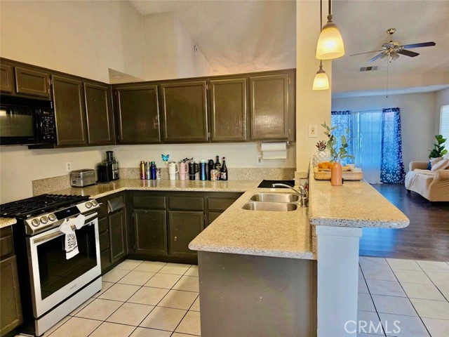 Detail Gallery Image 6 of 20 For 12966 Sundown, Victorville,  CA 92392 - 3 Beds | 2 Baths