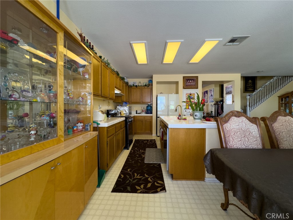 https://media.crmls.org/medias/d37f035c-bdcf-44c8-85b7-9637a3ee6f40.jpg?preset=X-Large