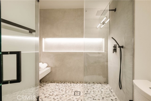 18852 Collins Street, Tarzana CA: https://media.crmls.org/medias/d37f15a2-ea99-4f36-8742-e788ce10579d.jpg