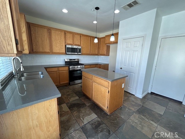 Detail Gallery Image 26 of 42 For 1911 Cefalu Ct, Riverside,  CA 92507 - 5 Beds | 2/1 Baths
