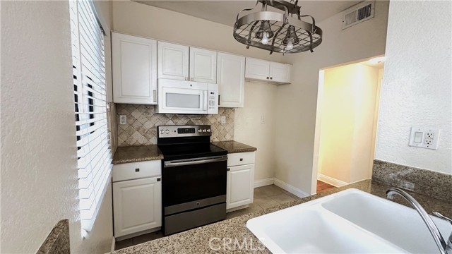 Detail Gallery Image 4 of 13 For 7632 Topanga Canyon Bld #102,  Canoga Park,  CA 91304 - 1 Beds | 1 Baths
