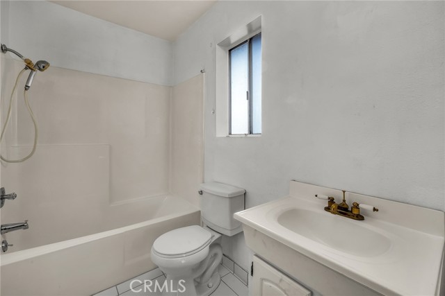 1860 San Francisco Avenue, Long Beach CA: https://media.crmls.org/medias/d386aa4c-5587-4ac9-a275-db18b3897660.jpg