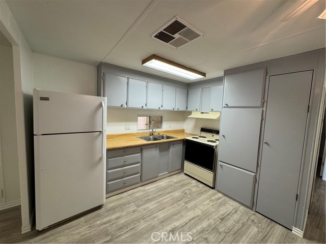 725 W Thornton, Hemet CA: https://media.crmls.org/medias/d388385c-9645-4503-8ef7-38916ac2d048.jpg