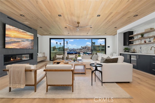 20 Balboa Coves, Newport Beach CA: https://media.crmls.org/medias/d3887158-ee61-448c-bb12-cf9ef517919e.jpg