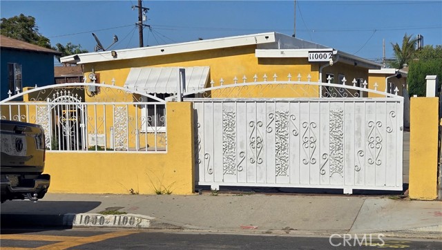 11000 Buford Avenue, Inglewood CA: https://media.crmls.org/medias/d3895a06-598a-4a0c-996f-6bb3138da424.jpg