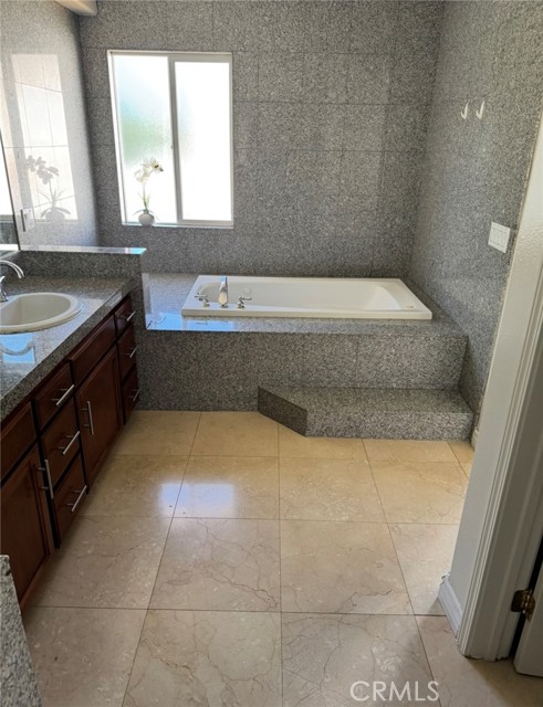 Detail Gallery Image 9 of 14 For 10007 White Oak, Northridge,  CA 91325 - 5 Beds | 5 Baths