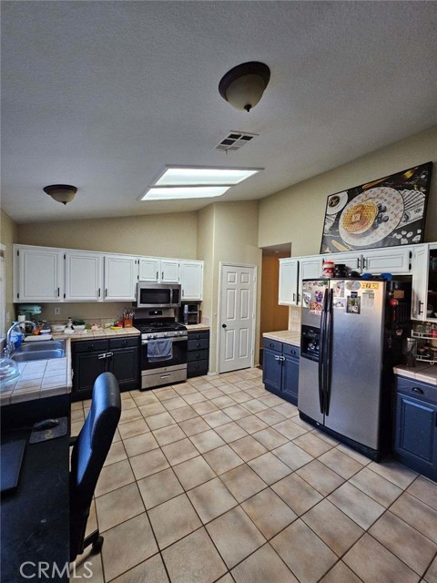 Detail Gallery Image 14 of 39 For 13240 Country Ct, Victorville,  CA 92392 - 3 Beds | 2 Baths