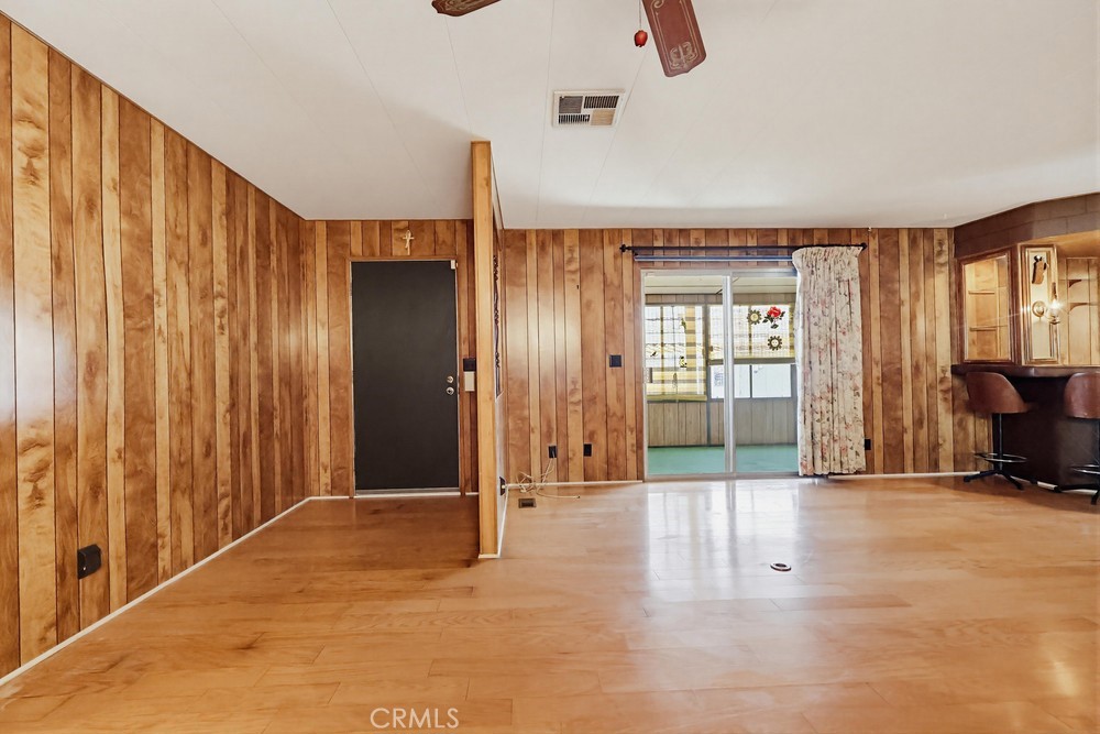 https://media.crmls.org/medias/d38c32e9-1312-456d-9543-5f3f9d7c1716.jpg?preset=X-Large