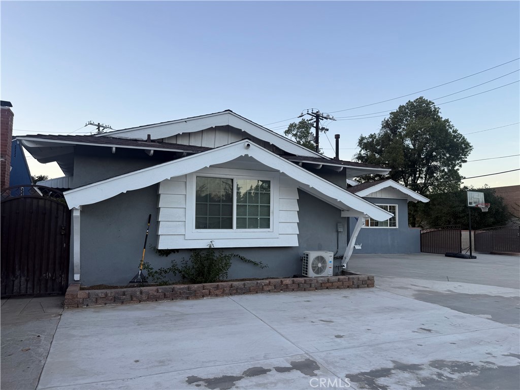 Duplex at 1105 Ameluxen Avenue