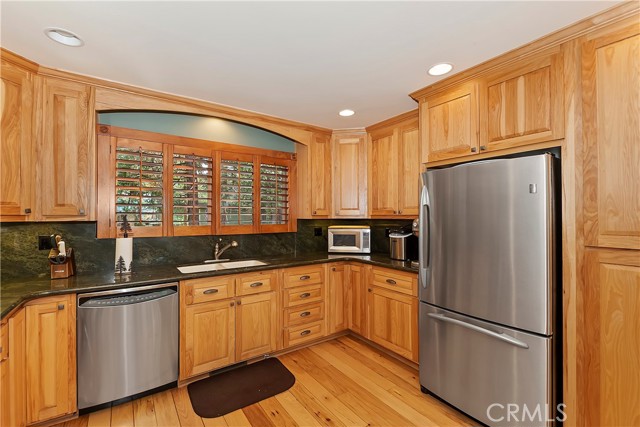 Detail Gallery Image 15 of 60 For 27276 Grizzly Ln, Lake Arrowhead,  CA 92352 - 4 Beds | 2 Baths