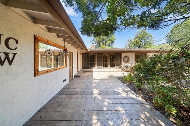 901 E Walnut Avenue, Glendora CA: https://media.crmls.org/medias/d3903765-691e-4594-af0d-3d75b8e46c2b.jpg